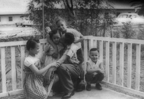 Dorothy, Lucy, Jacques, Geradus, Rouel, 1955.jpg